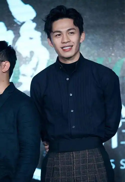 李鸿其从小就喜欢表演,但遭到家人的反对,于是他在课余时间就挤时间