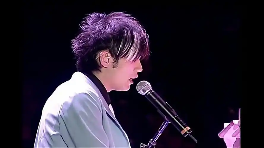 还觉得他是2004年无与伦比演唱会忘词乱唱还超级好听的时候.