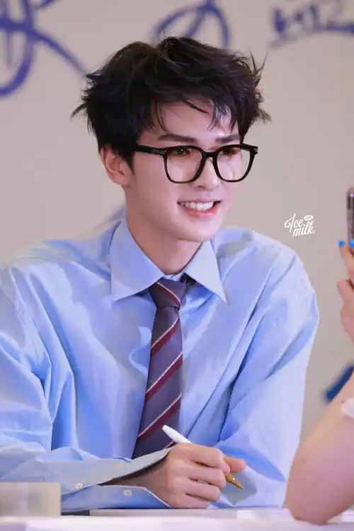 朱正廷清爽学长造型