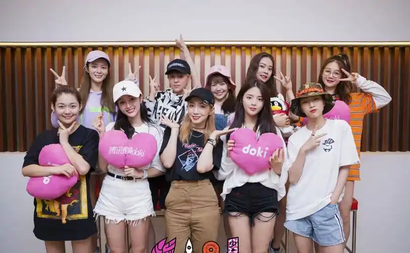 这档综艺原本的名字是《带你去我家》,也算是火箭少女101的毕业团综.