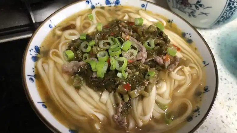 老坛酸菜肉丝面