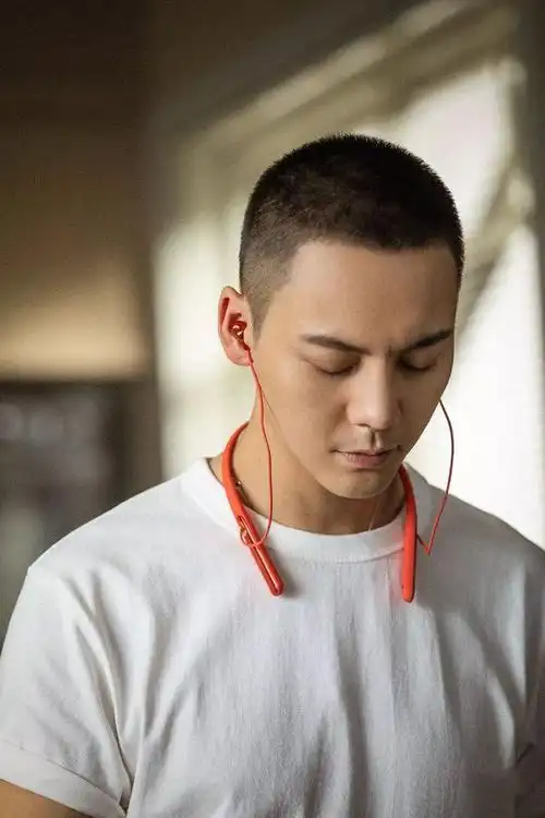 星时尚榜单 | 易烊千玺周冬雨掀起寸头热 周震南表示:可