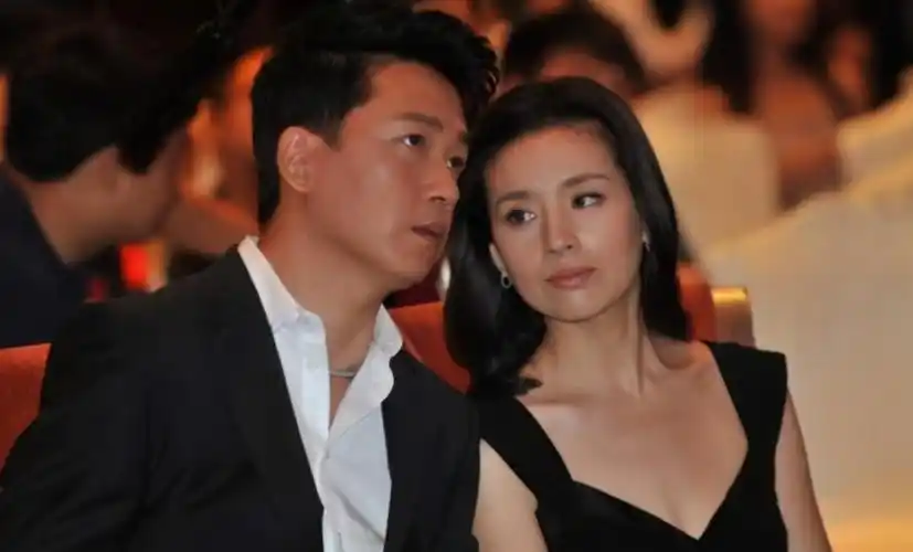 40岁董洁近照曝光离婚后日渐憔悴儿子曾8年没见爸爸潘粤明