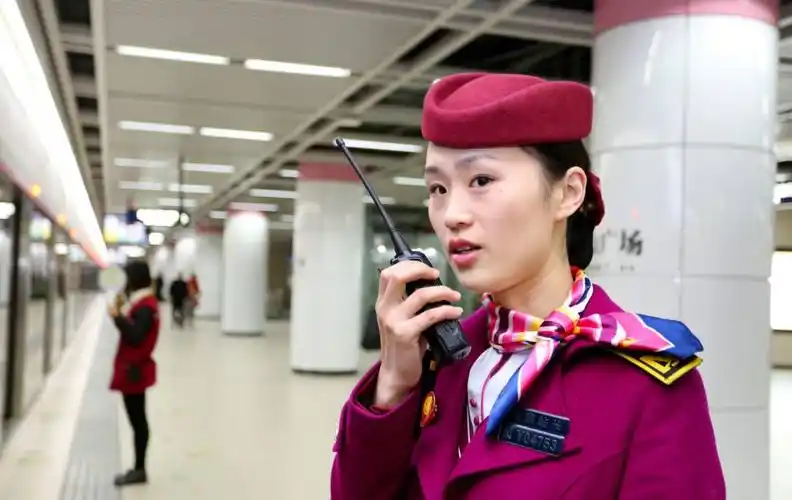 武汉地铁之花 绽放巾帼风采丨吴晨晨:洪山广场地铁站的微笑女神,每天