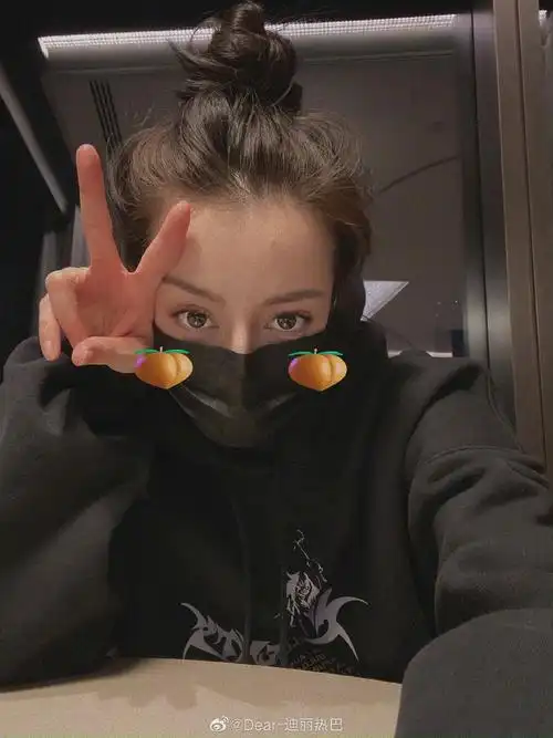 迪丽热巴的可爱自拍这不就来了吗?