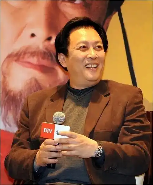 唐国强凭诸葛亮爆红前妻去世后二婚娶壮丽后如今幸福美满