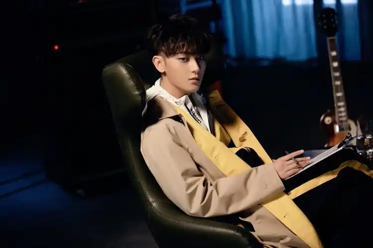 黄子韬新歌《你》唱给爸爸 剧情mv忆角色悲情人生