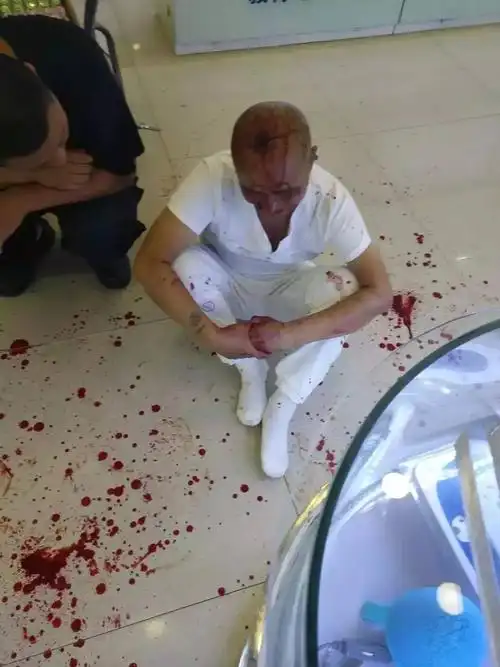 文安某购物中心惊现打架斗殴事件!