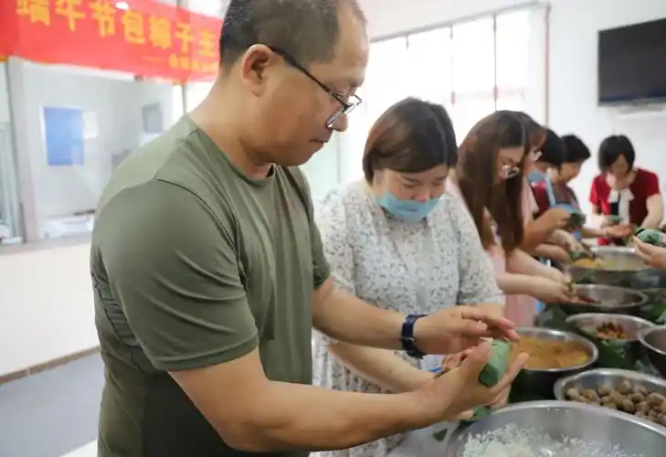 浓情端午粽享欢乐公司组织开展端午节员工包粽子活动