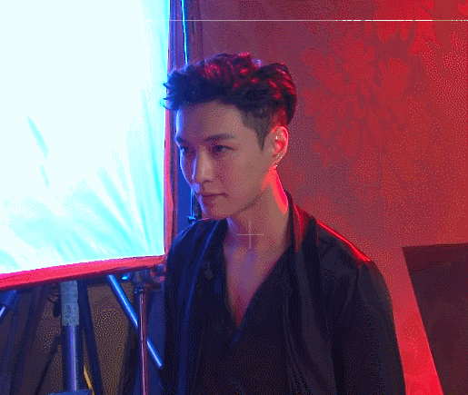 张艺兴性感搞笑扮鬼脸gif动图_动态图_表情包下载_soogif