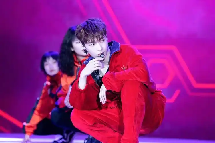 张艺兴一身红衣火热调皮 动感唱跳展现舞台魅力|红衣|跳舞台|张艺兴