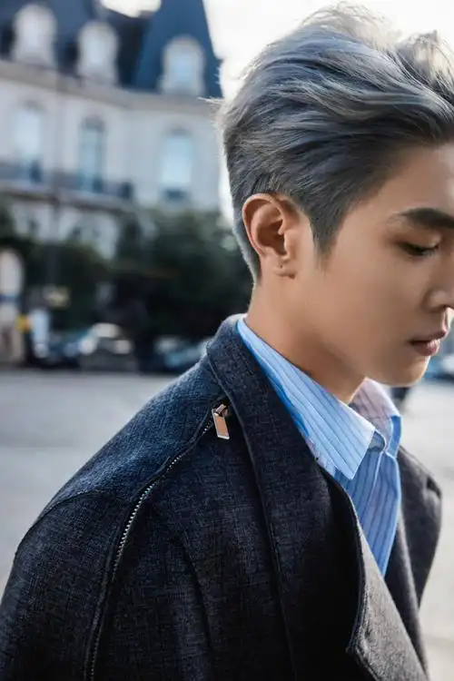 马伯骞巴黎时装周造型