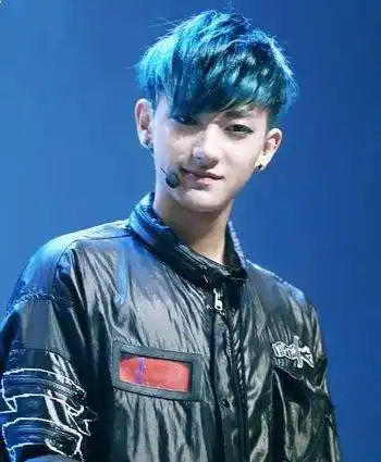 男生挑染蓝色齐刘海发型 有的就是个性气质_染发知识_西子美发网