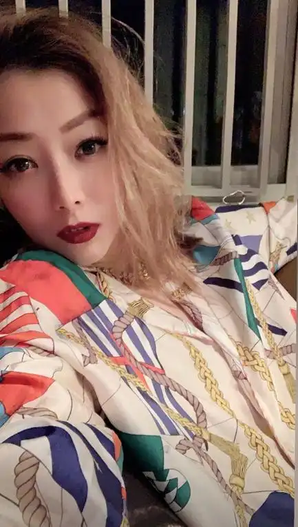 47岁郑秀文晒自拍妆容精致 粉唇娇艳欲滴皮肤白皙