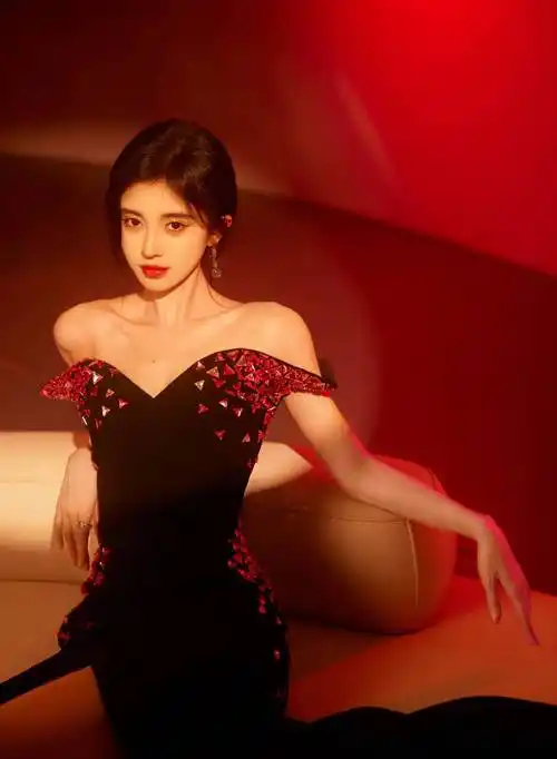 鞠婧祎穿红钻开叉黑裙露事业线!高挑身材大美腿性感撩人