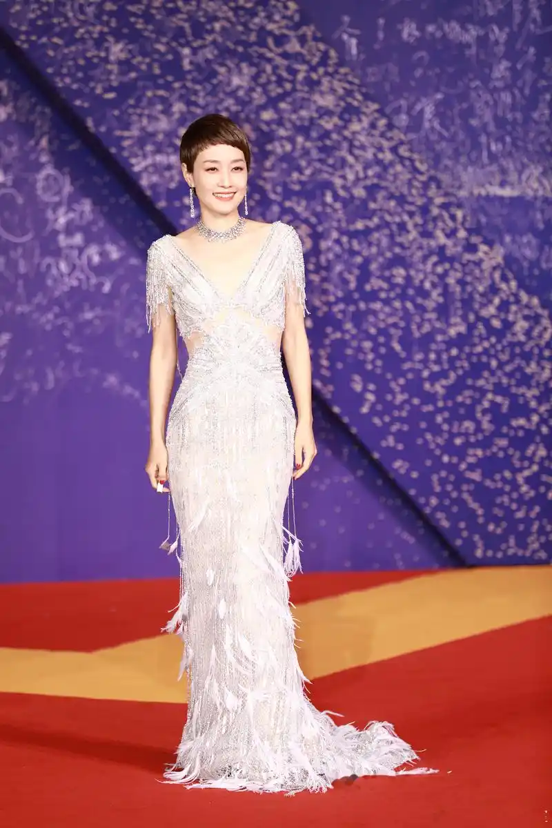 马伊琍出席金鸡百花电影节红毯,露背复古羽毛裙惊艳亮相,优雅微笑显