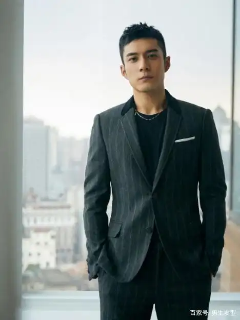 韩东君"短寸头"发型硬朗帅气,搭配灰黑色暗纹西装,酷感十足