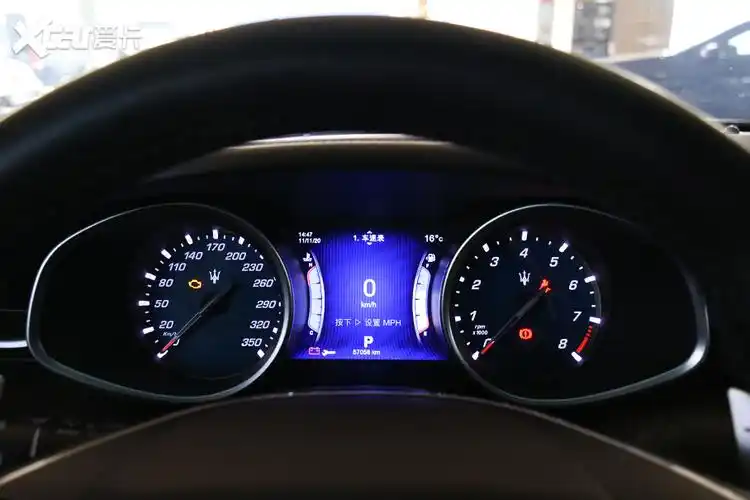 于意大利的汽车品牌能够有些自己的坚守,别随大流换上全液晶仪表盘