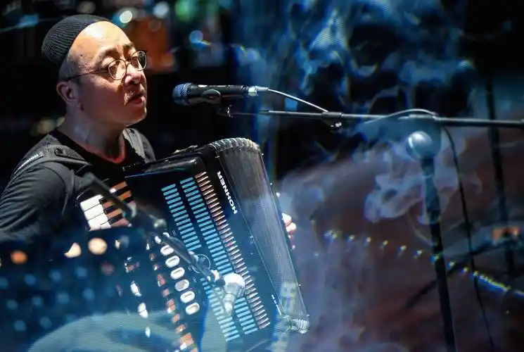 小索不幸患病离世和多次解散与重组,如今的"野孩子"组成了张佺,张玮玮