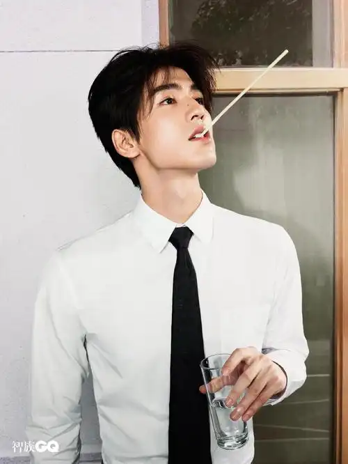 组图:张凌赫穿白衬衫少年感满满 下颌线明显棱角分明好帅气