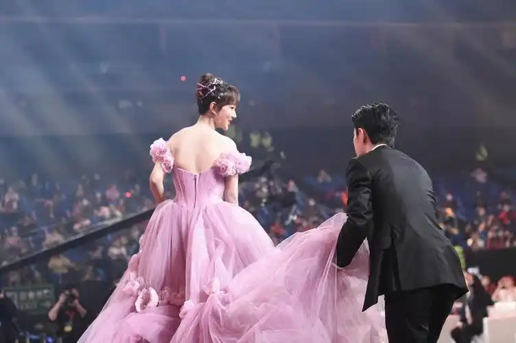 杨紫肖战恋情实锤?两人被拍到用同一辆车