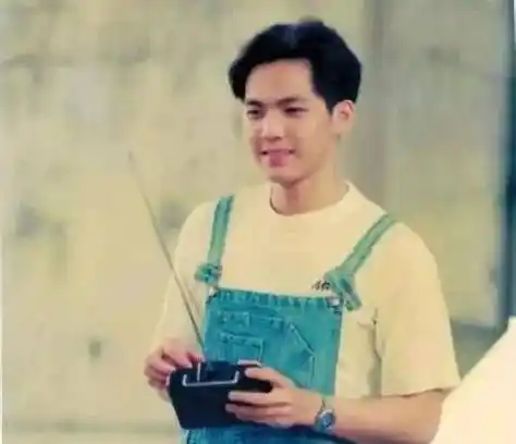 那时候钟汉良还在上高中,他很懂事,小小年纪就开始打工,补贴家用,发过