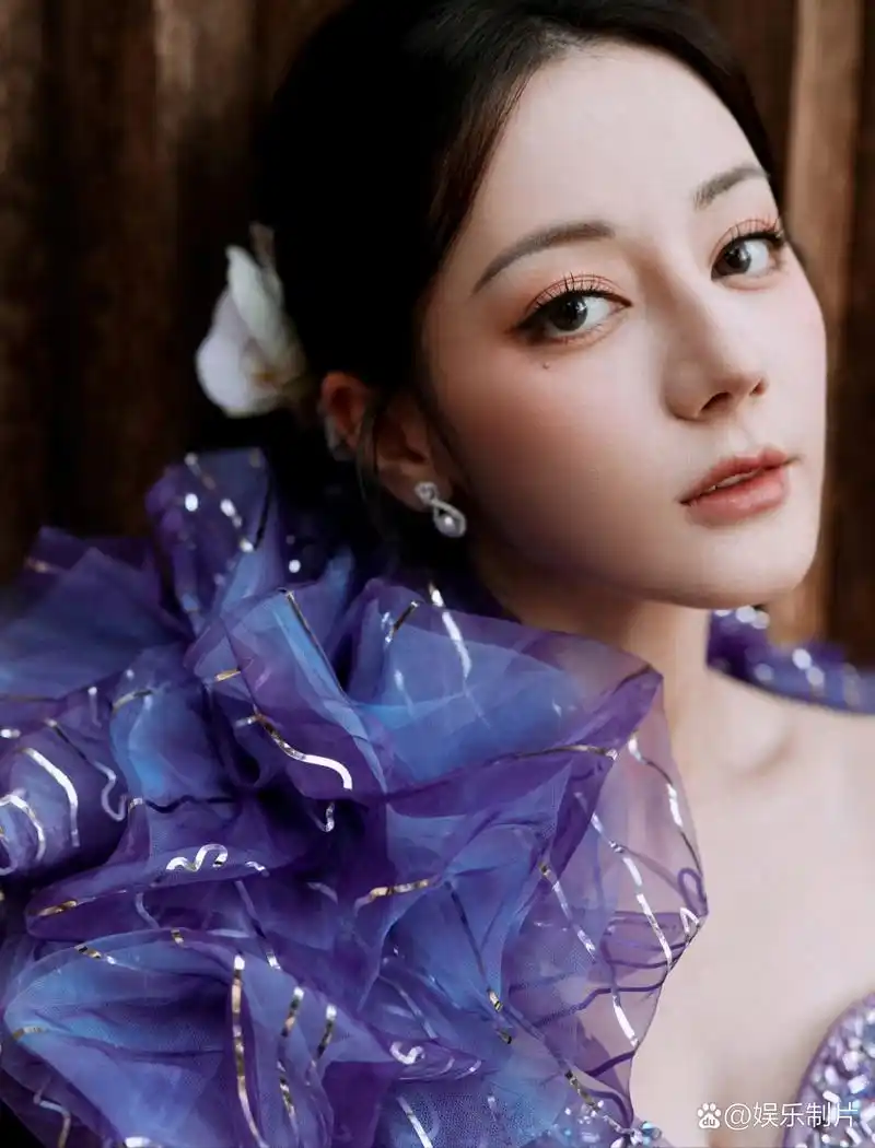 迪丽热巴 🪅春日气息点缀浮光斑影,小园庭前,劲枝间绿意弥漫开来,和