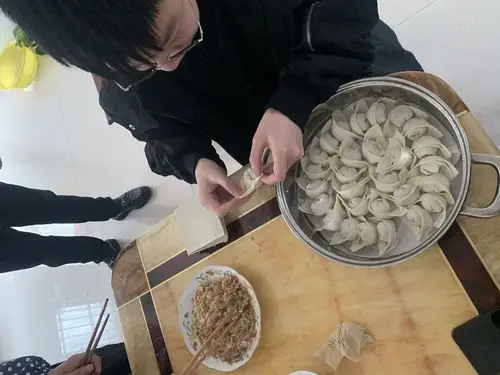 在家里包饺子
