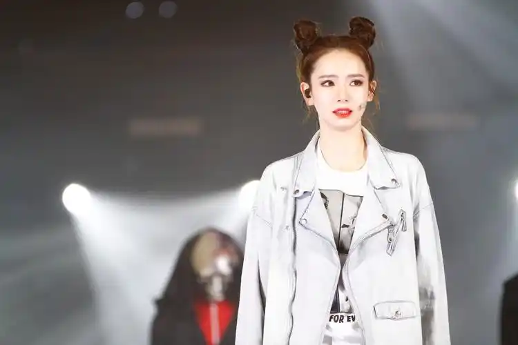 《我型我秀》是东方卫视播出的歌唱类真人秀节目,戚薇参加的是该