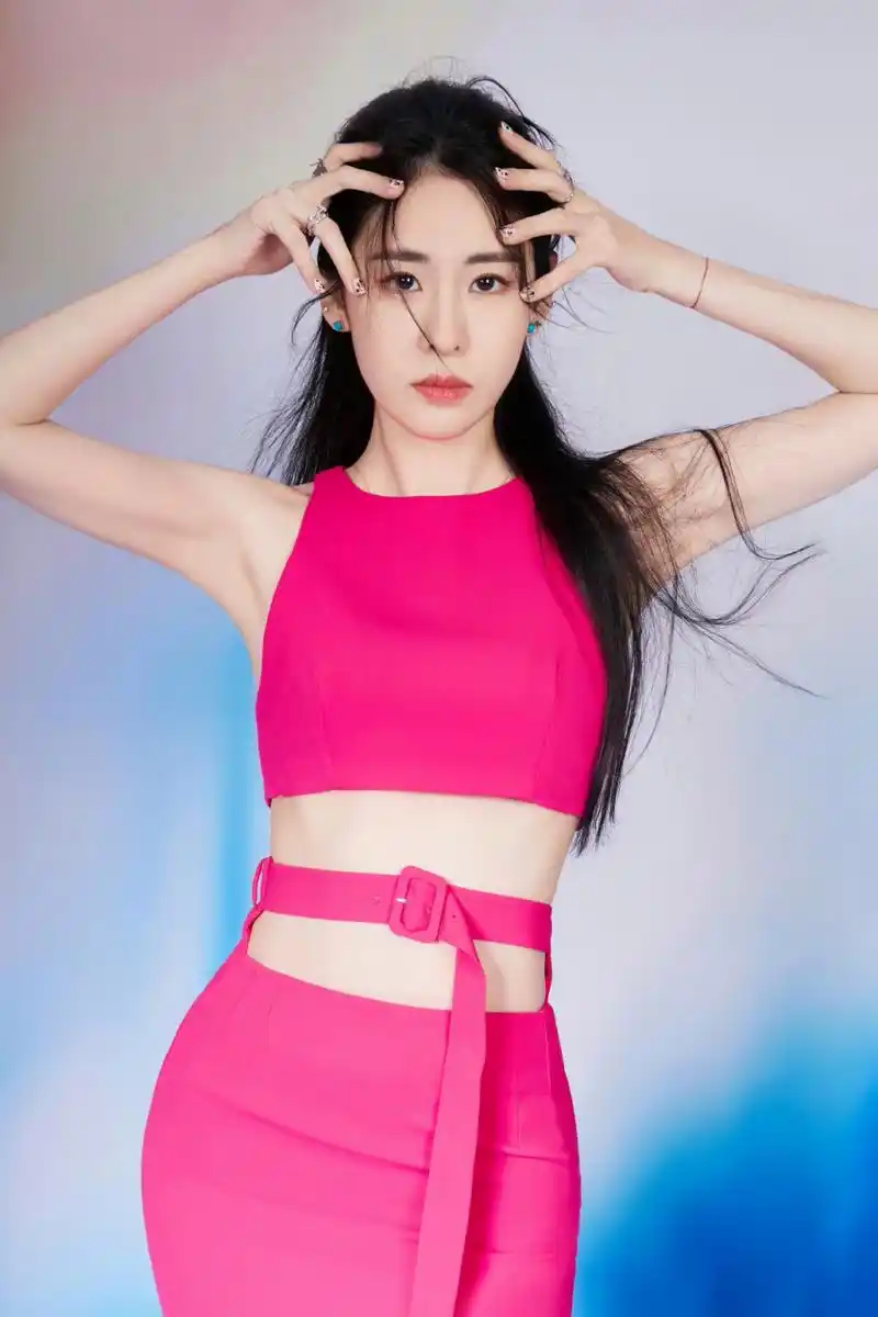 张碧晨# 粉嫩女郎,甜美灵动,性感迷人,魅力十足