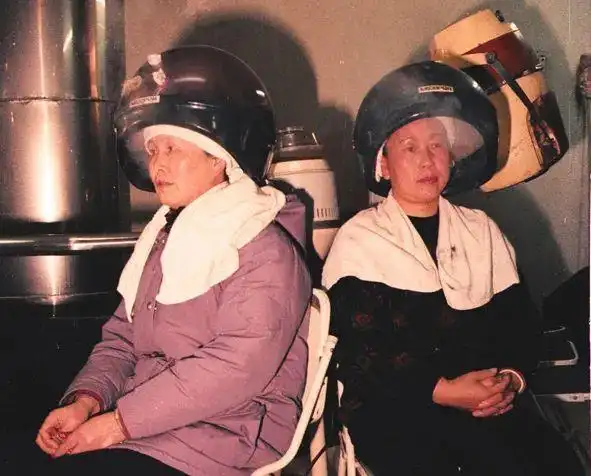 王溶江20世纪90年代,上海很多家庭中都会有这样一套便携式烫发设 211