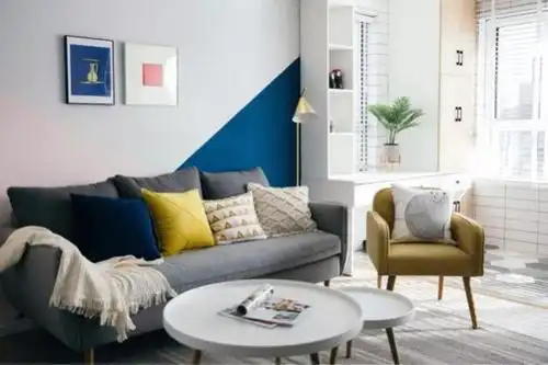 一般来说,色彩不宜过多~选择两到三种颜色就足够~而且最好是选择冷,暖