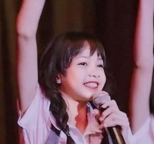 小时候的lisa好可呀