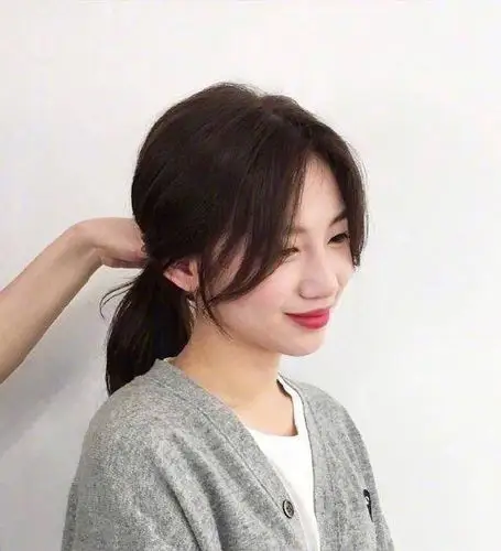 头发的前脑做中分处理,吹出纹理后再扎成马尾,非常适合中国妹子的脸型