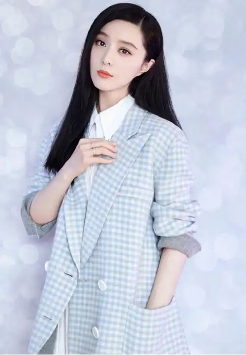 范冰冰一出场依旧惊艳无比穿件蓝白西装配白衬衣这也太美了吧