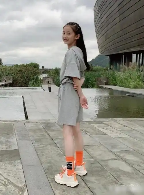 她是最美童模裴佳欣如今才只有9岁,晒出的照片中为