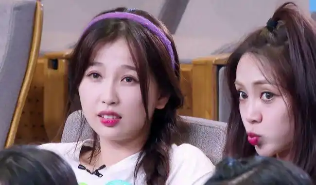 都说虞书欣和刘雨昕嘴巴精致,看到两人的口红涂法,真像加了滤镜|唇妆