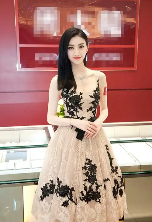 景甜罕见大秀事业线是要豁出去的节奏么