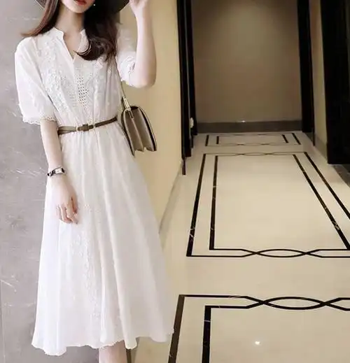 1,白色连衣裙搭配帆布鞋