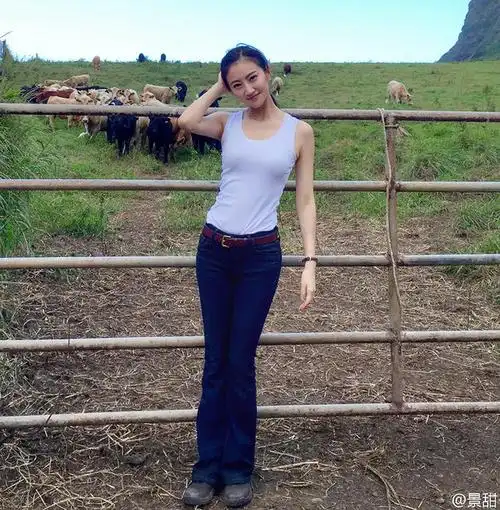 "京城四美"景甜穿背心留影 自嘲是"放牛娃"