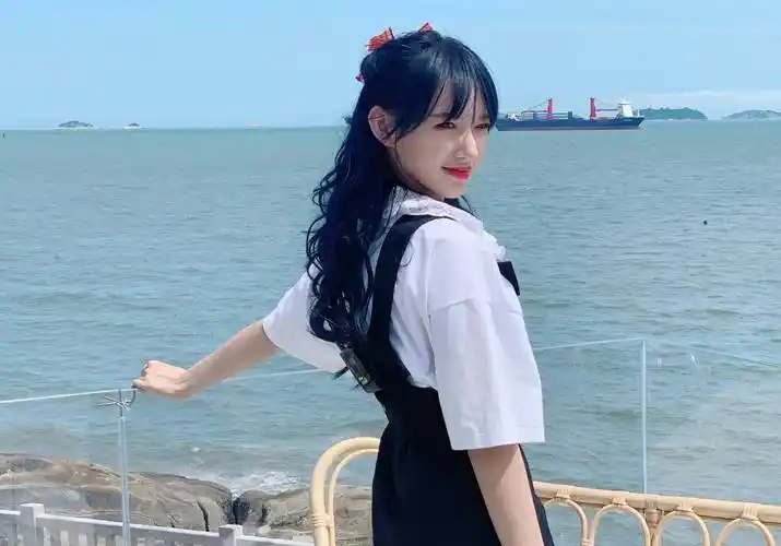 程潇海边录节目心情大好,面对镜头卖萌,大胆秀出"最胖女团腿"_孩子