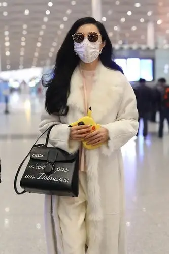 范冰冰戴墨镜有个性 手拿皮卡丘手机壳巧露少女心