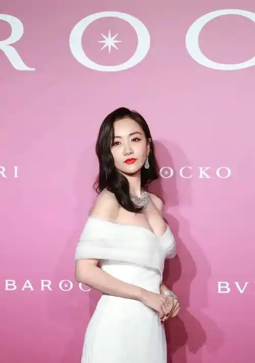 杨蓉红毯秀封神时刻,老外眼睛都看直了!_观众_明星_项链