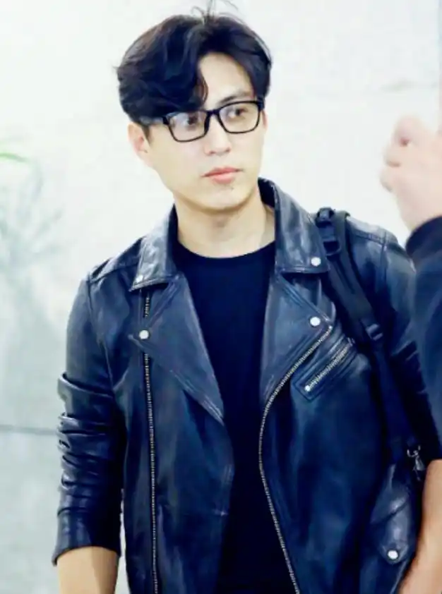 靳东家庭聚会照!亲妹身材高挑和他共用一张脸,外甥女五官细致