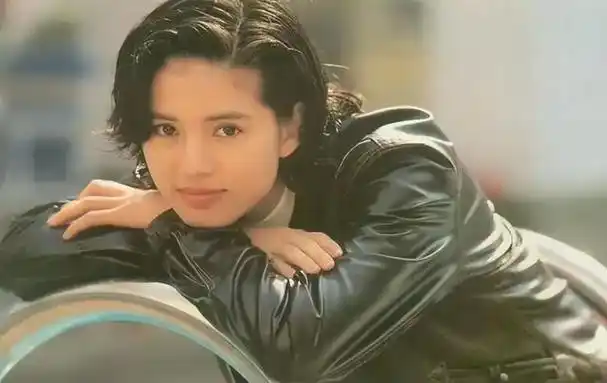 于是相恋四年的两人不欢而散,季天笙转头出了国,留下李若彤一个人