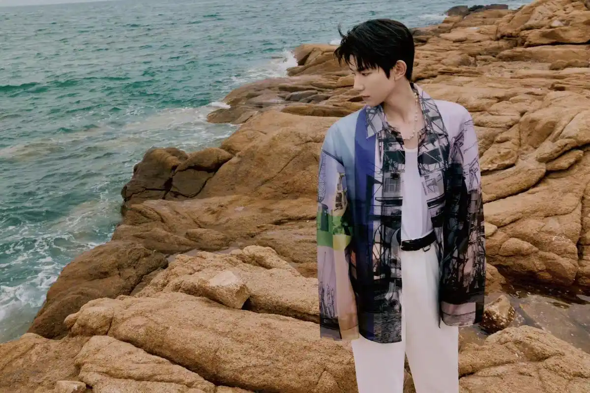 王源海边大片,安静的少年将它的心事倾诉给温柔又浪漫的海风