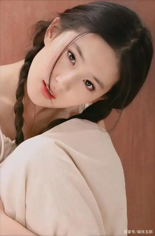 18岁的刘亦菲,清纯可爱,随便哪张都可以作为手机壁纸!