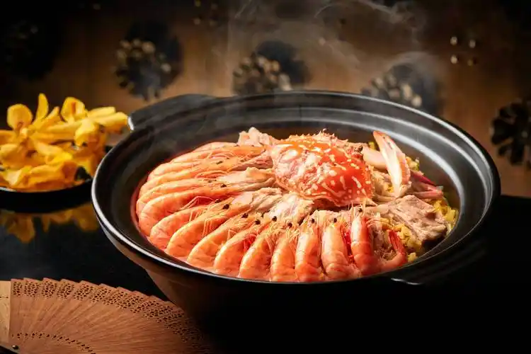 粤菜大师谭国锋师傅倾力打造一道"福临宝地千秋盛"(鲍鱼海参金蚝滑