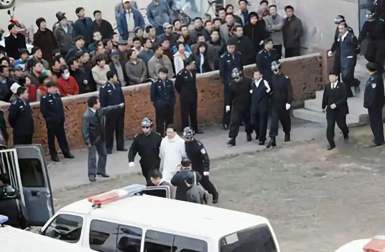 回顾袁宝璟被判死刑后一脸不服押到殡仪馆时大喊我要检举