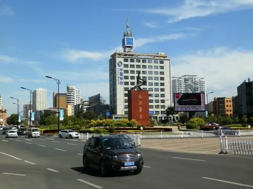 吉林市是沿江城市,松花江流经市区长达52公里,"江城","船厂"都是吉林